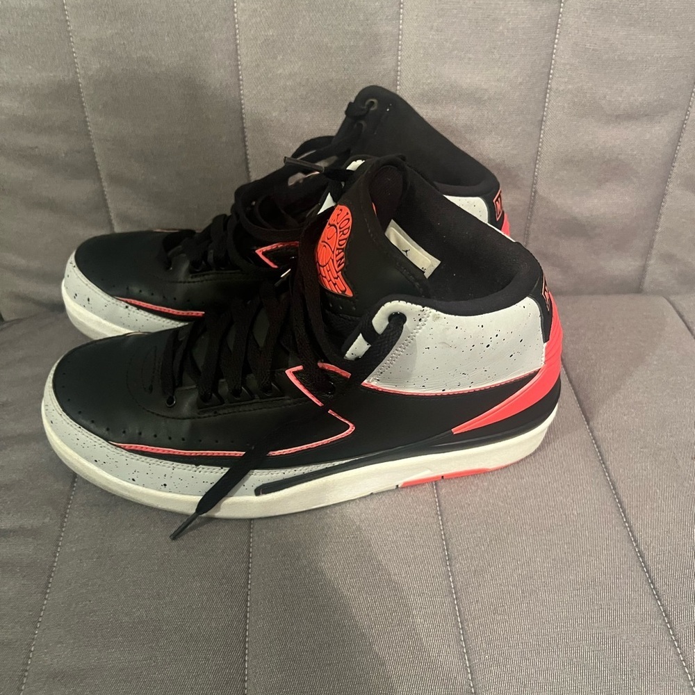 Retro 2 men size 9 preowned good condition - Picture 3 of 9